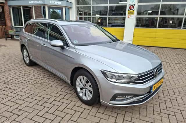 Volkswagen Passat (2022) thumbnail 1