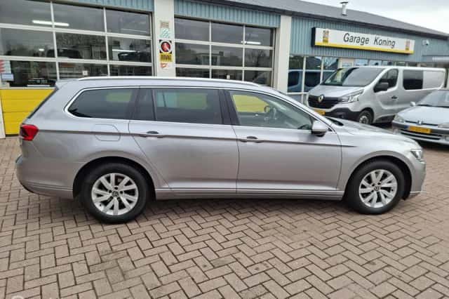 Volkswagen Passat (2022) thumbnail 2