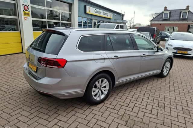 Volkswagen Passat (2022) thumbnail 3