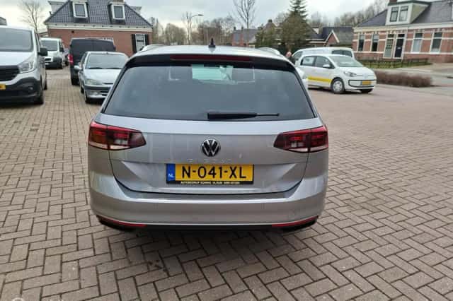 Volkswagen Passat (2022) thumbnail 4