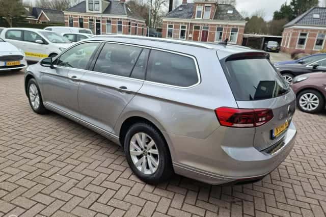 Volkswagen Passat (2022) thumbnail 5