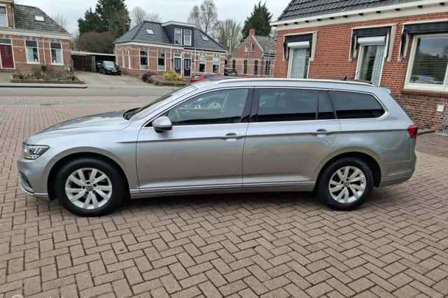 Volkswagen Passat (2022) thumbnail 6