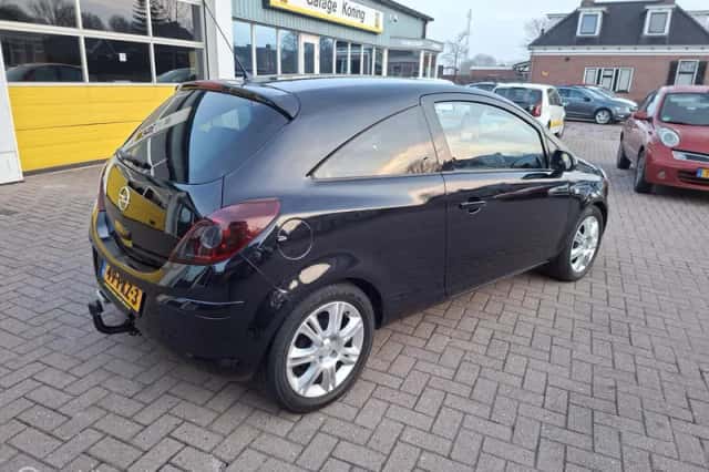Opel Corsa (2011) thumbnail 3