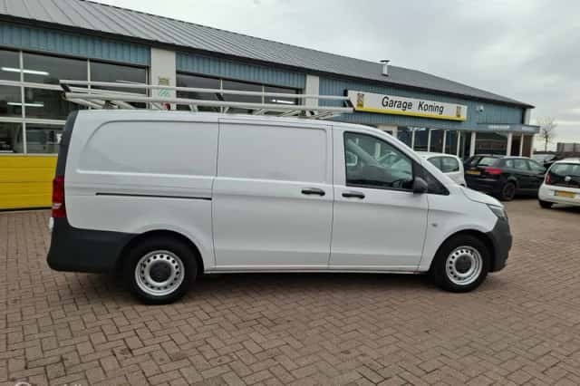 Mercedes-Benz Vito (2021) thumbnail 2