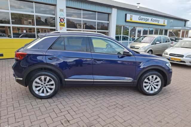 Volkswagen T-Roc (2019) thumbnail 2