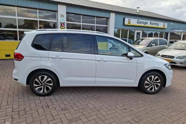 Volkswagen Touran (2021) thumbnail 2