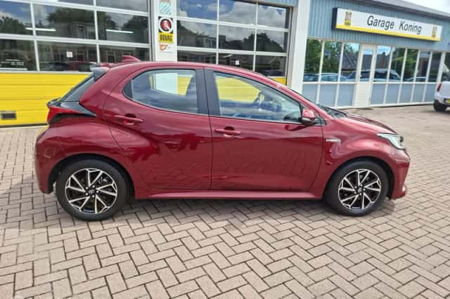 Toyota Yaris (2021) thumbnail 2