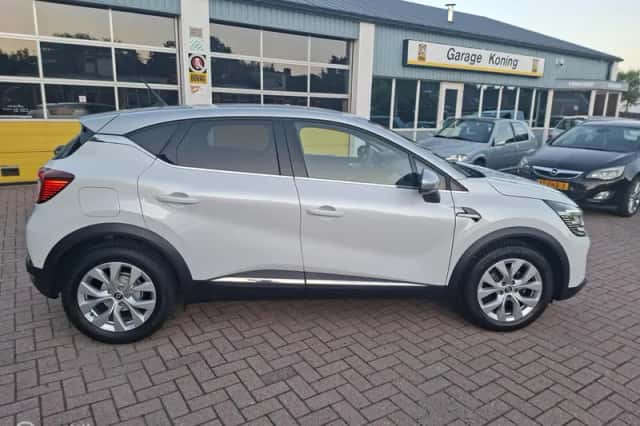 Renault Captur (2023) thumbnail 2