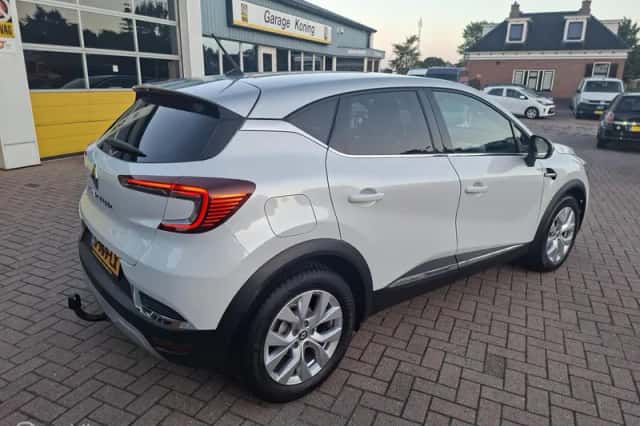 Renault Captur (2023) thumbnail 3