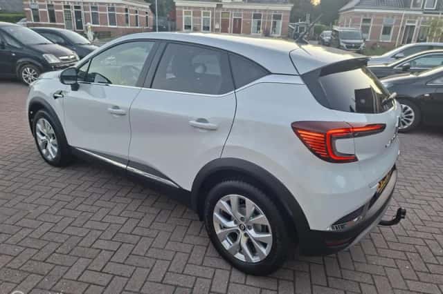 Renault Captur (2023) thumbnail 5