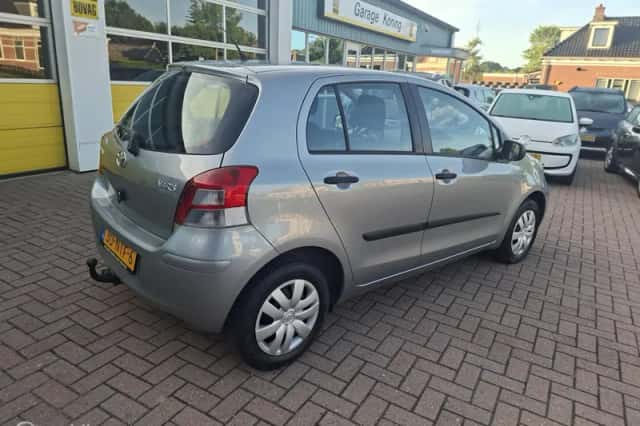 Toyota Yaris (2010) thumbnail 3