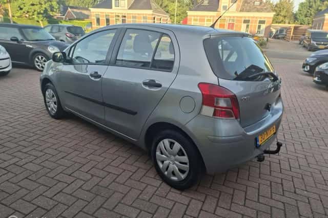 Toyota Yaris (2010) thumbnail 5
