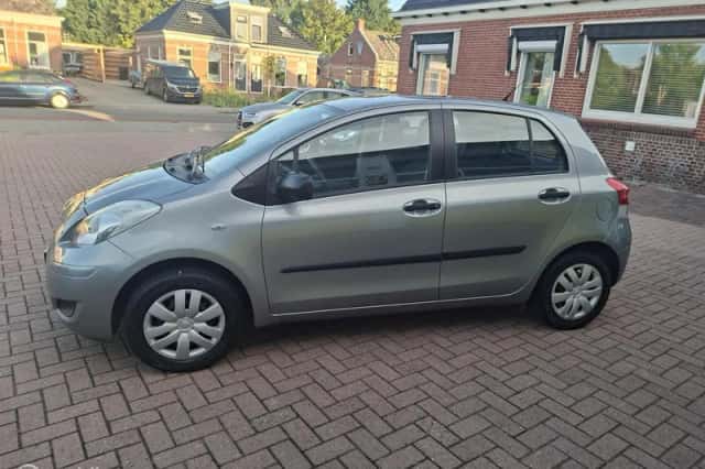 Toyota Yaris (2010) thumbnail 6