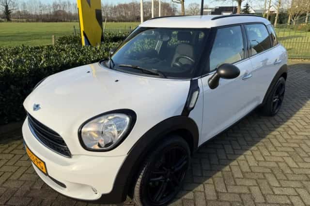 MINI Countryman (2016) thumbnail 1