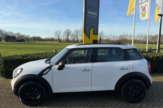 MINI Countryman (2016) thumbnail 2