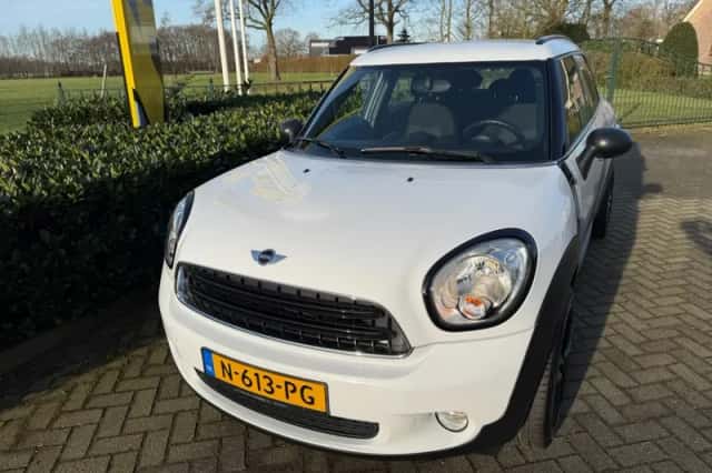 MINI Countryman (2016) thumbnail 3