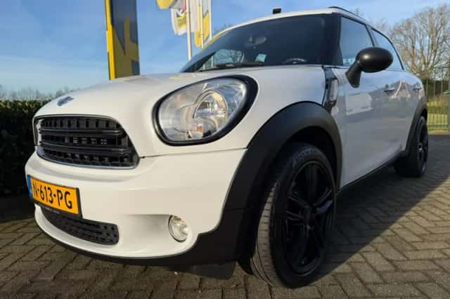 MINI Countryman (2016) thumbnail 4