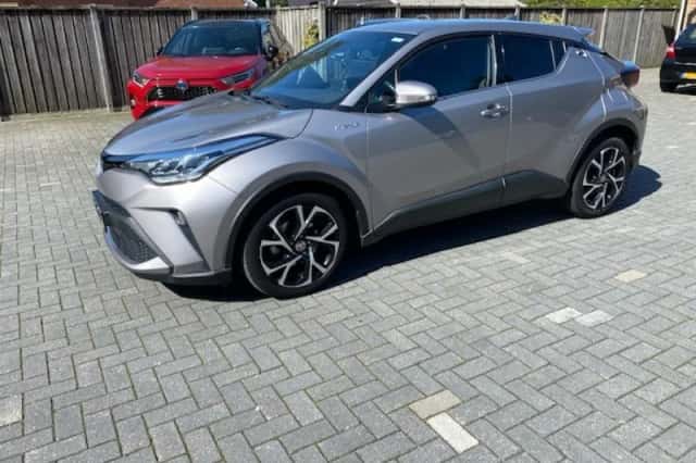 Toyota C-HR (2021) thumbnail 2