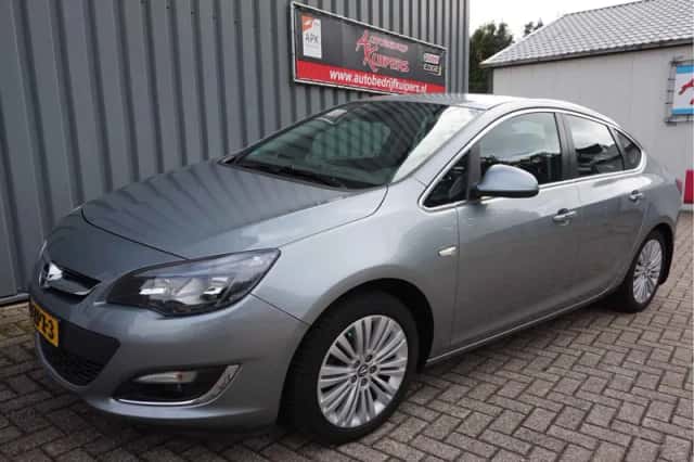 Opel Astra (2013) thumbnail 2