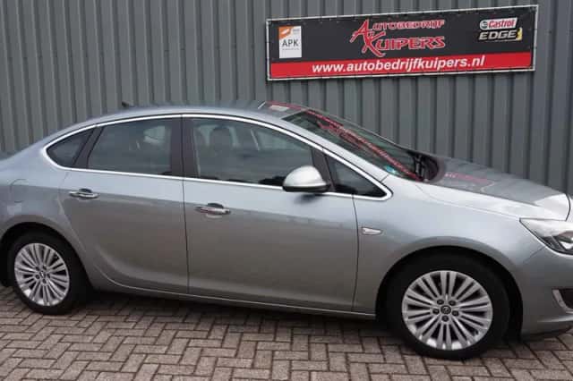 Opel Astra (2013) thumbnail 3