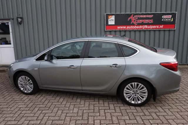 Opel Astra (2013) thumbnail 4