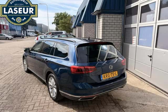 Volkswagen Passat (2021) thumbnail 4
