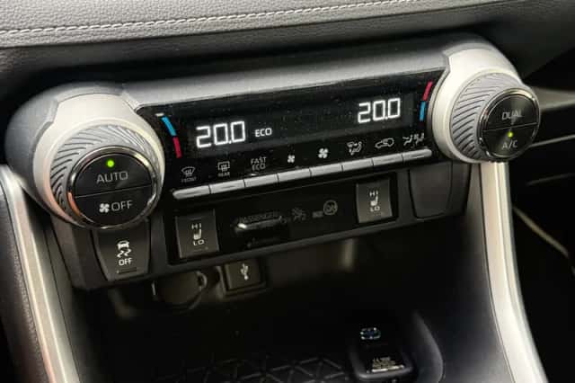 Toyota RAV4 (2022) thumbnail 6