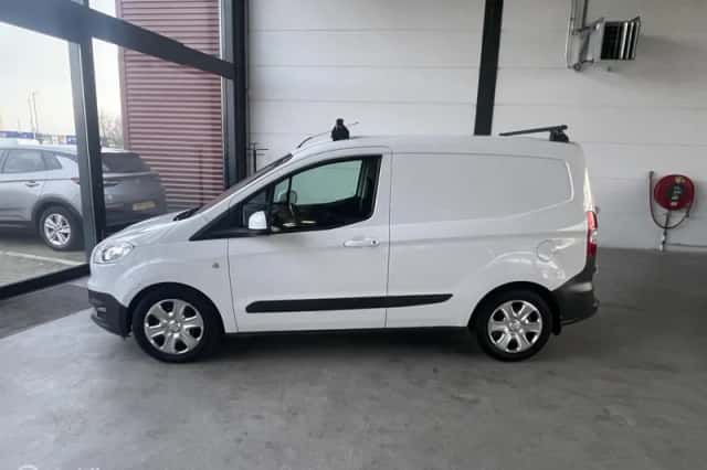 Ford Transit Courier (2016) thumbnail 2