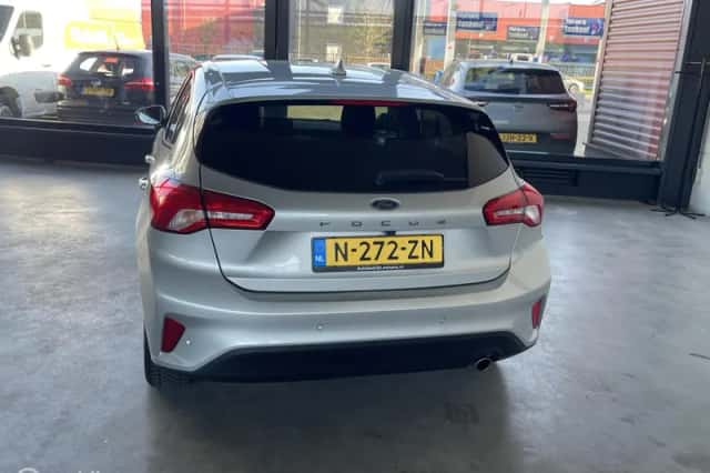 Ford Focus (2022) thumbnail 3