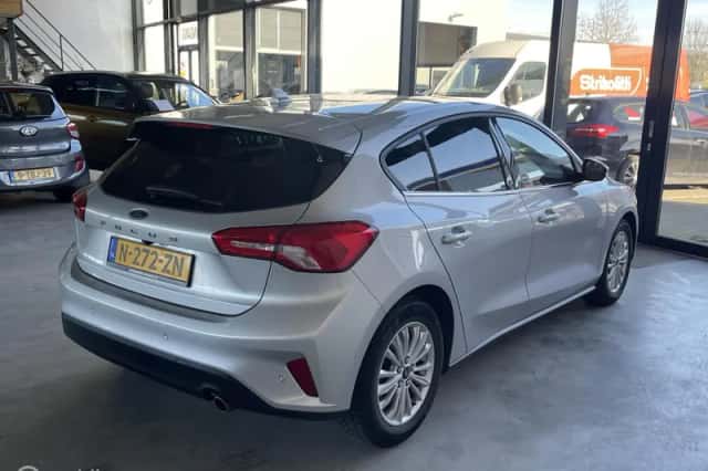 Ford Focus (2022) thumbnail 4