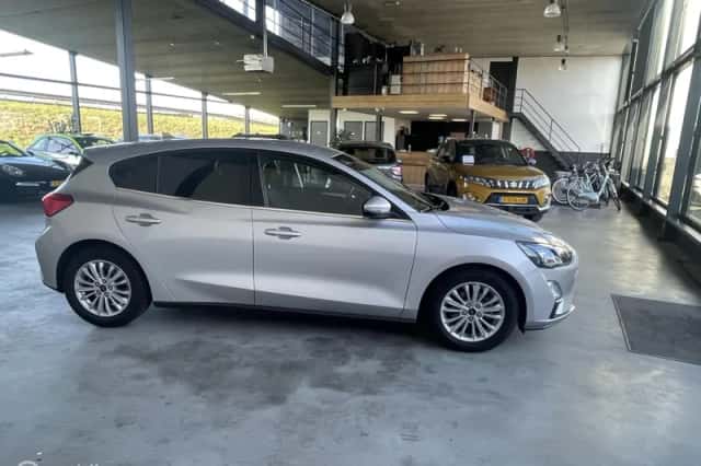 Ford Focus (2022) thumbnail 5