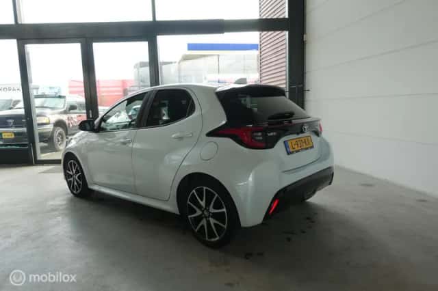 Toyota Yaris (2021) thumbnail 2