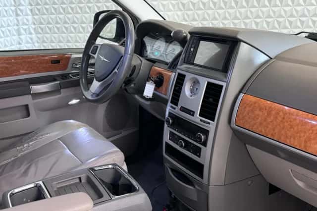 Chrysler Town and Country (2008) thumbnail 2
