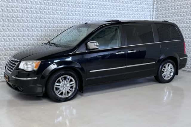 Chrysler Town and Country (2008) thumbnail 4