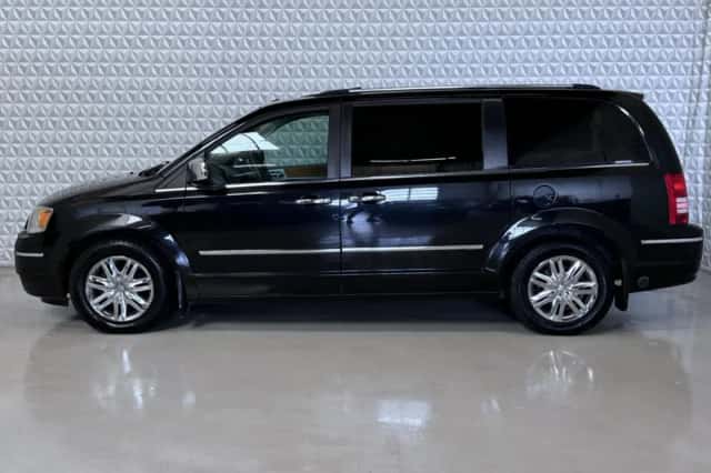 Chrysler Town and Country (2008) thumbnail 5
