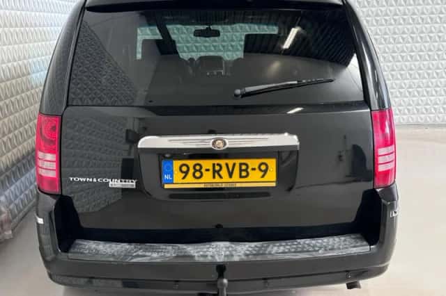 Chrysler Town and Country (2008) thumbnail 6