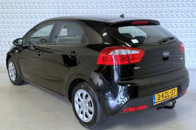 Kia Rio (2013) thumbnail 3
