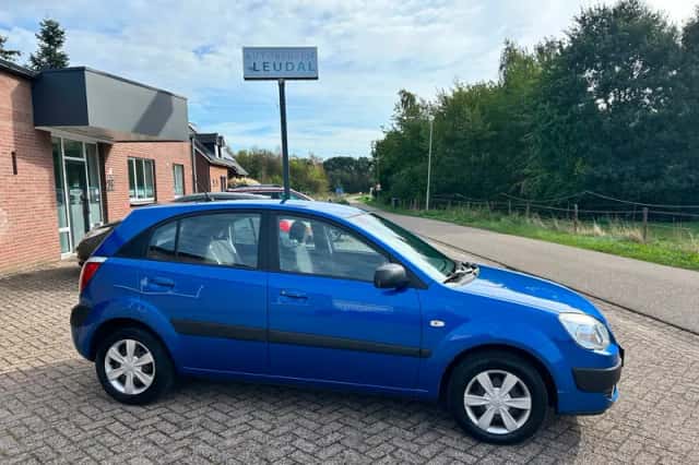 Kia Rio (2005) thumbnail 4