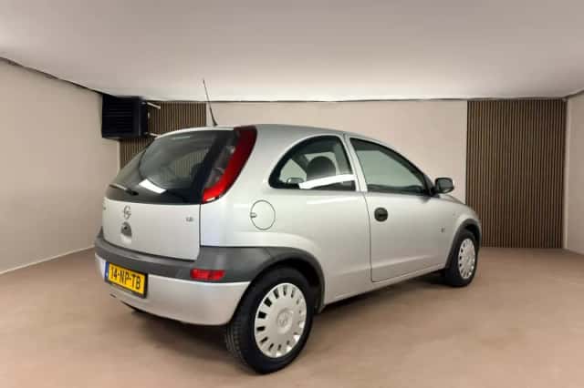 Opel Corsa (2004) thumbnail 3