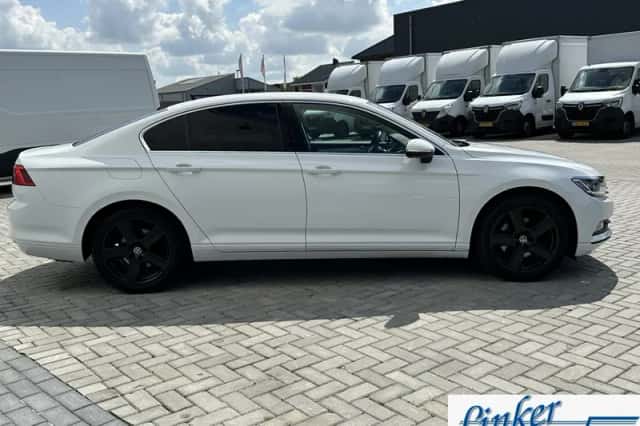 Volkswagen Passat (2019) thumbnail 4
