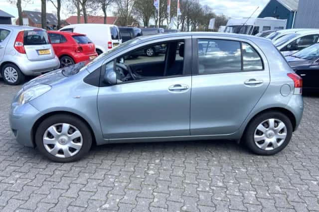 Toyota Yaris (2009) thumbnail 2
