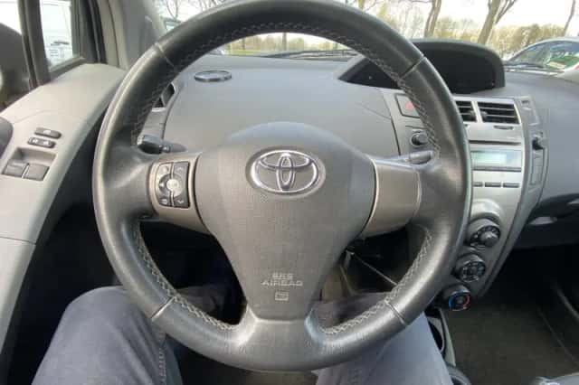 Toyota Yaris (2009) thumbnail 5