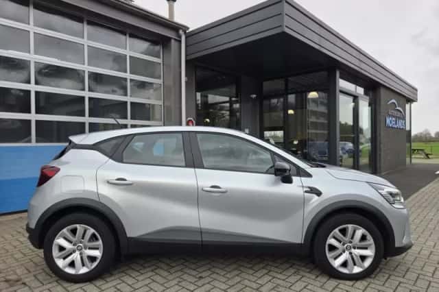 Renault Captur (2023) thumbnail 3