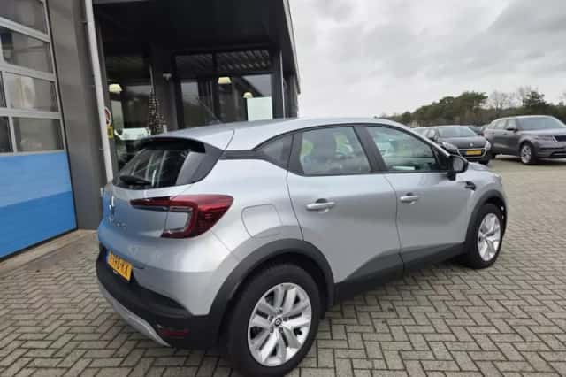 Renault Captur (2023) thumbnail 5
