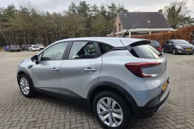 Renault Captur (2023) thumbnail 6