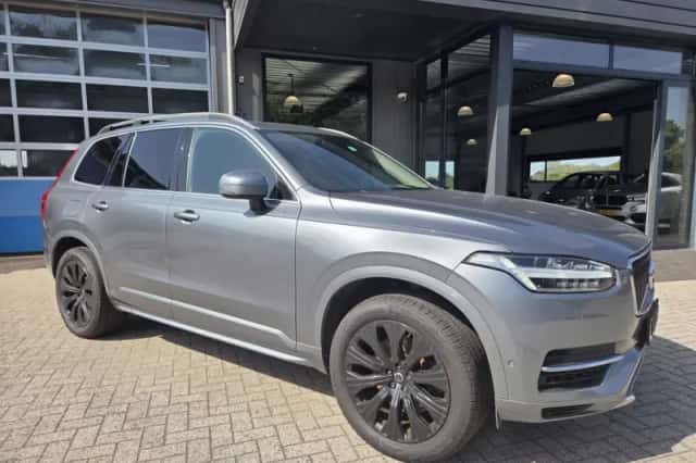 Volvo XC90 (2018) thumbnail 2