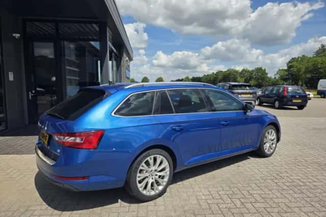 Škoda Superb (2021) thumbnail 4