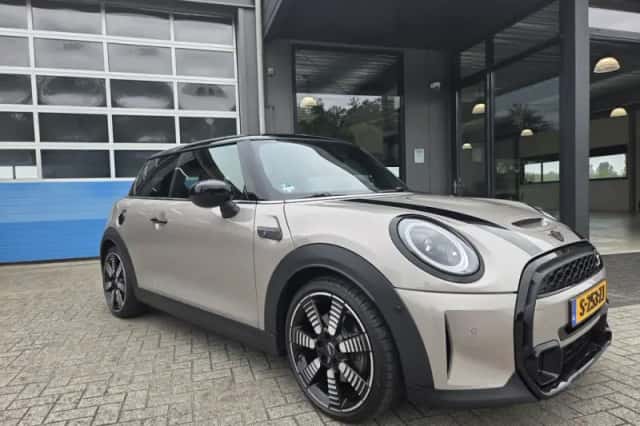 MINI Cooper S (2021) thumbnail 2