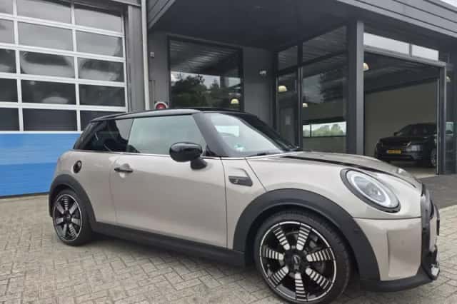 MINI Cooper S (2021) thumbnail 3