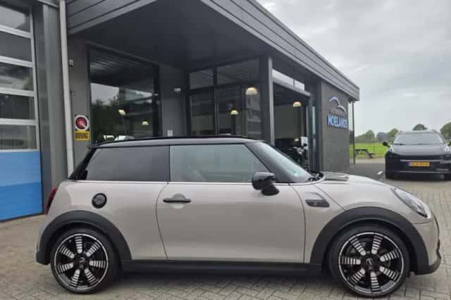 MINI Cooper S (2021) thumbnail 4
